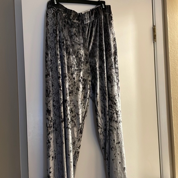 JM Collection. Gray wide leg loungewear. Beautiful side detail. Comfy and soft. - Picture 1 of 4